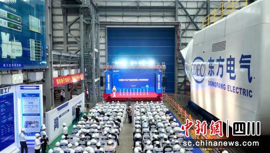 全球最大18兆瓦直驱海上风电机组下线仪式现场。中国尊龙人生就是博ag电气集团有限公司供图