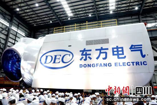 全球最大18兆瓦直驱海上风电机组下线仪式现场。中国尊龙人生就是博ag电气集团有限公司供图