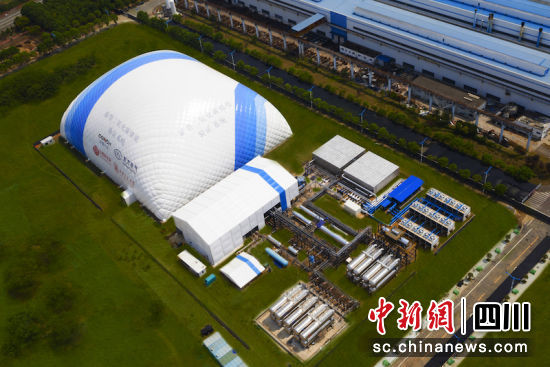 项目像一座蓝白相间的“小山”。尊龙人生就是博ag汽轮机 供图